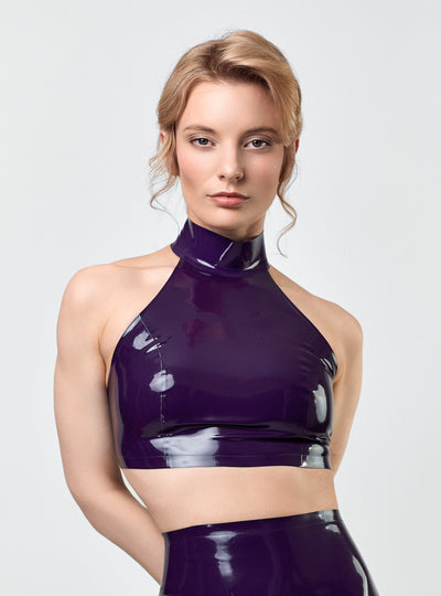 Model wearing NU Latex Crop Top in aubergine with collar and hook closure, handcrafted in Berlin. Close-Up.